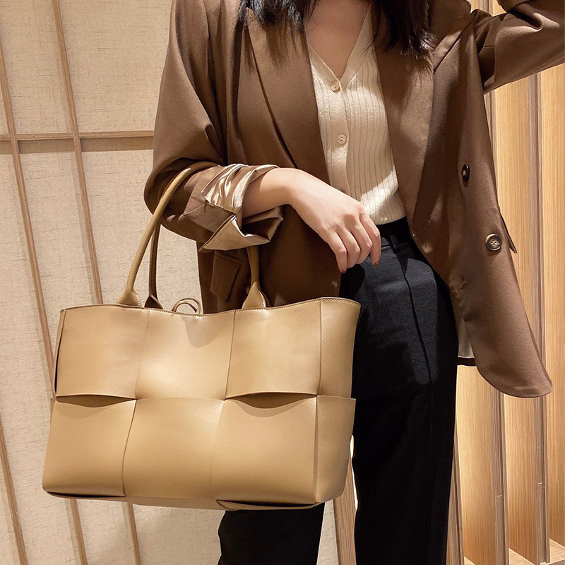 Custom tote bags for travelers wander in style (1)