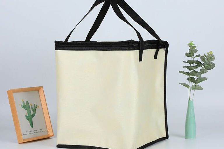 Make a statement with wholesale food delivery bags (4)