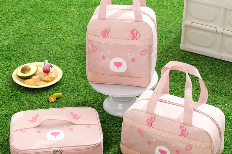 Personalize your outdoor adventures with custom picnic bags (3)